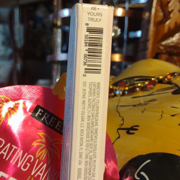 Pretty Vulgar Eyeliner with bonus face sheet mask - Picture 3 of 5